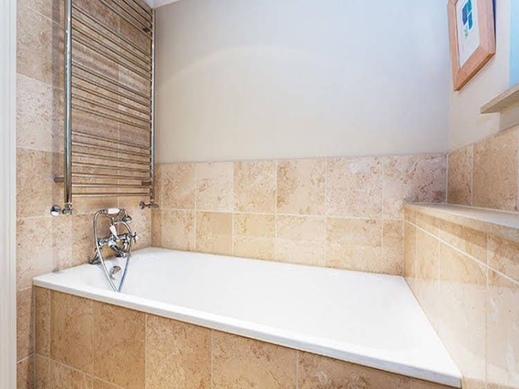 Veeve 2 Bed 2 Bath Beautiful Kynance Mews Kensington1