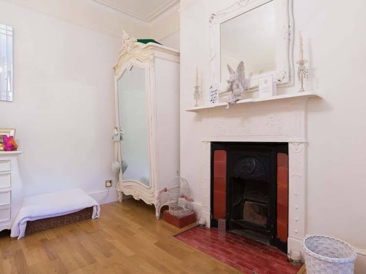 Veeve 2 Bed 1 Bath Flat Honeybourne Road West Hampstead1