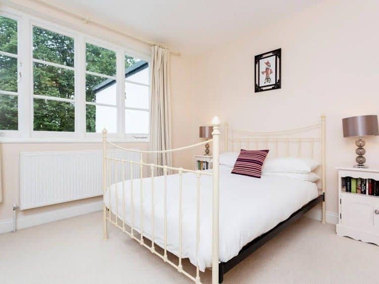 Veeve 4 Bed House On Emlyn Road West London Veeve 4 Bed House On Emlyn Road West London