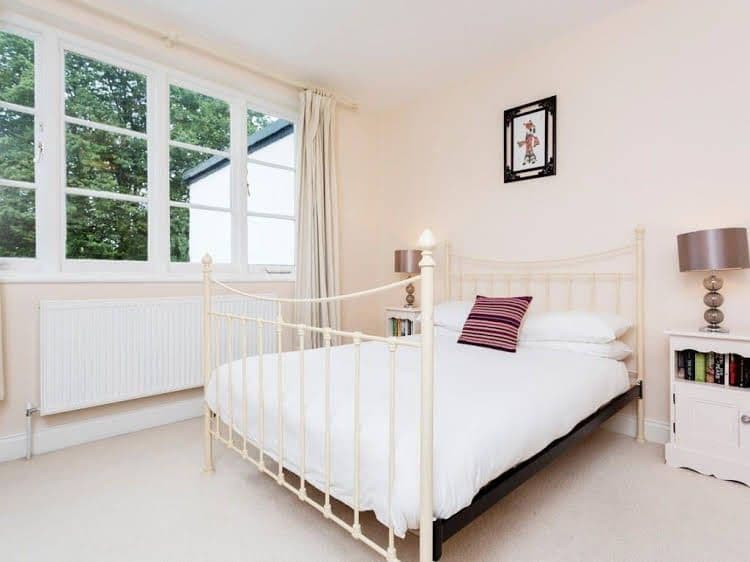 Veeve 4 Bed House On Emlyn Road West London Veeve 4 Bed House On Emlyn Road West London