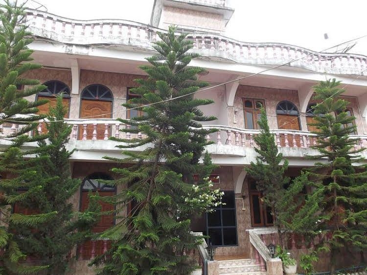 Harry Trekking House4