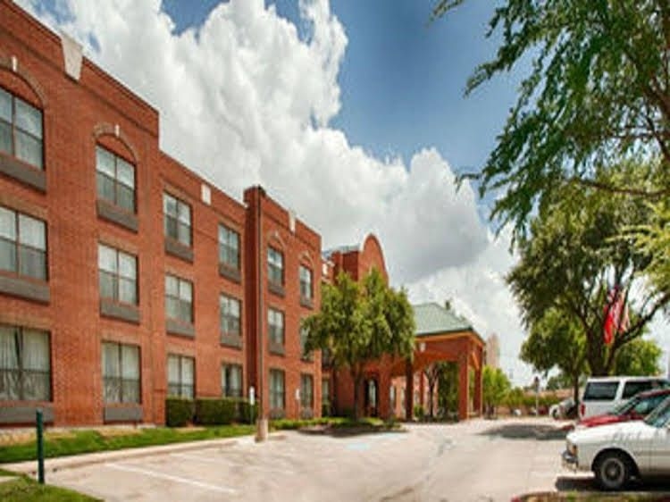 Magnuson Hotel Park Suites4