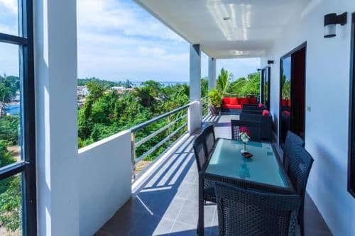 Apartment with Pool View