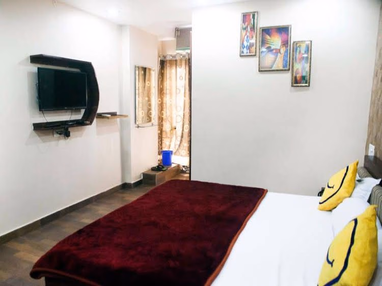 Vista Rooms at Chetak Bridge1