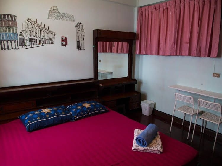 Mad Cow Hostel Silom0