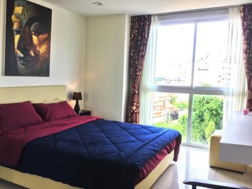 Deluxe One-Bedroom Apartment