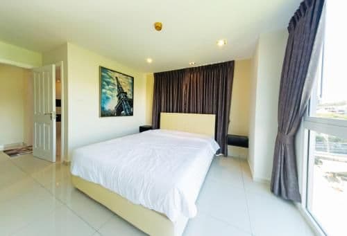 Deluxe One-Bedroom Apartment