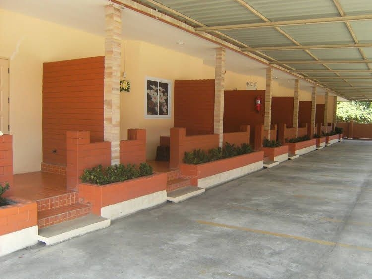 āļāļĨāļāļĒ āļĢāļĩāļŠāļāļĢāđāļ (Ploy Resort - Nangrong)0