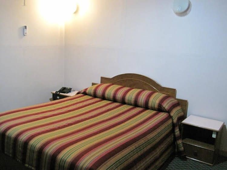 De LA Hotel1