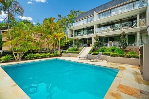 Apartment with Pool View