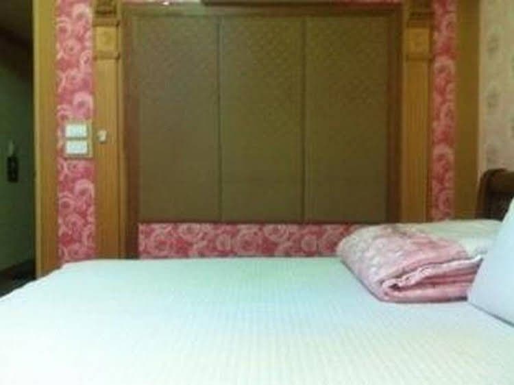Sharp Motel Sharp Motel