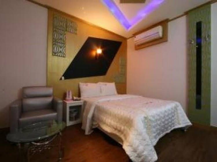 Goldentel Motel0