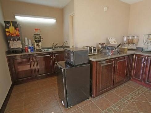 Americas Best Value Inn Evergreen1