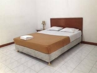 RedDoorz Plus near Alun Alun Selatan 21