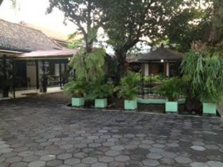 RedDoorz Plus near Alun Alun Selatan 20