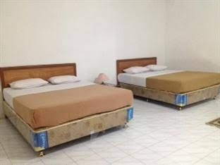 RedDoorz Plus near Alun Alun Selatan 24