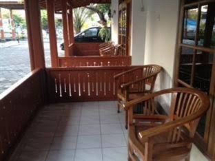 RedDoorz Plus near Alun Alun Selatan 23