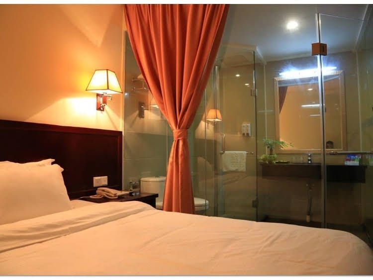 Gold Hotel2