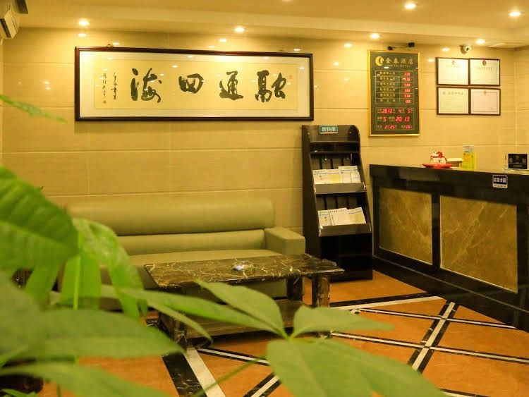 Gold Hotel3