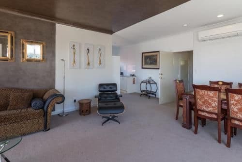 One-Bedroom Apartment - Penthouse with Lake View