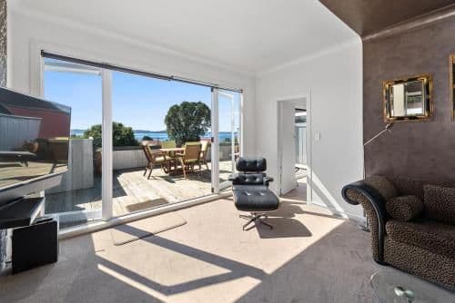 One-Bedroom Apartment - Penthouse with Lake View