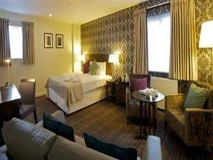 The Bridge Hotel Chertsey3