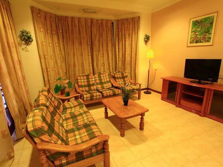 Six Villa Inn0