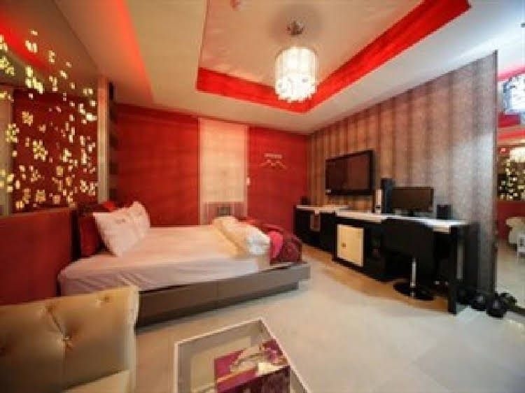 Chocolate Motel3