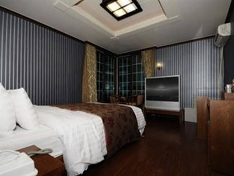Shell Motel3