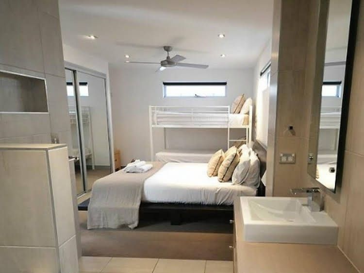 Alex Beach House2