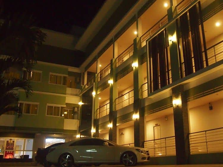 Deluxe Hotel Deluxe Hotel