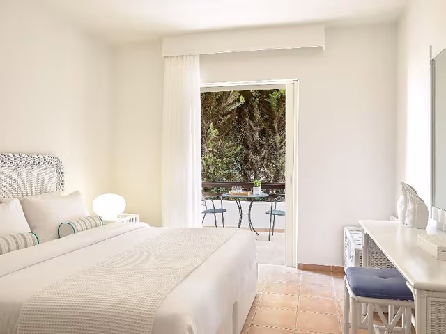 FAMILY ROOM GARDEN VIEW