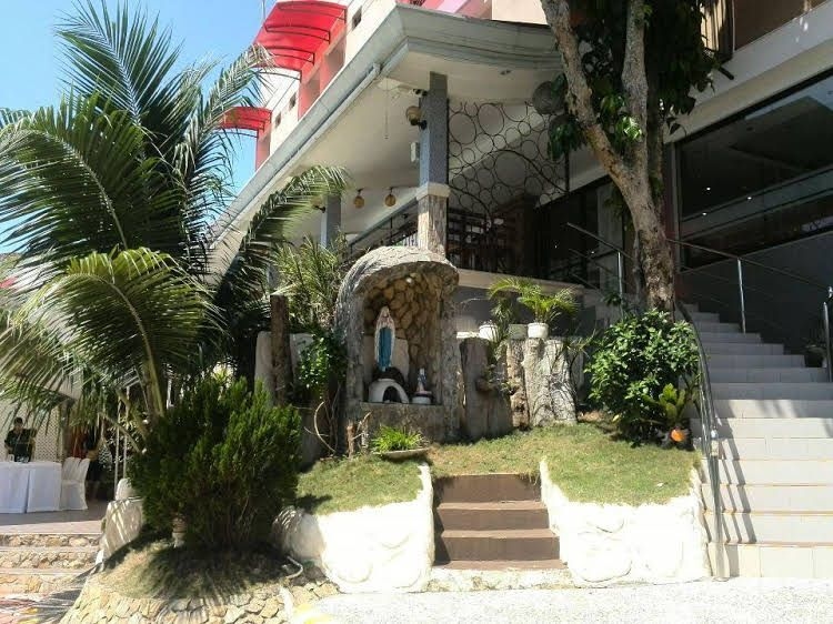 Four Queens Resort1