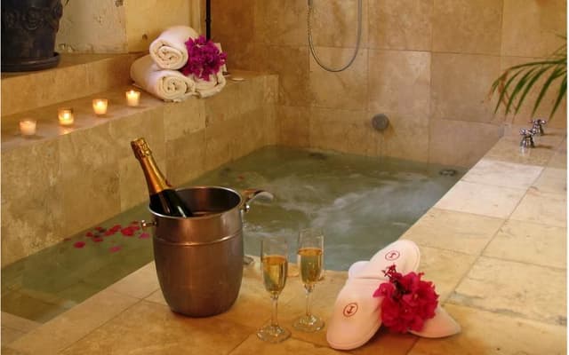 SUITE WITH JACUZZI
