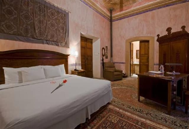 JUNIOR SUITE KING SIZE BED