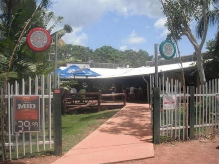 Lazy Lizard Tavern and Caravan Park Cabins1