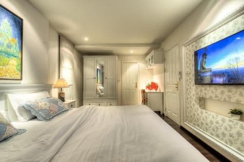 Vintage One-Bedroom Apartment