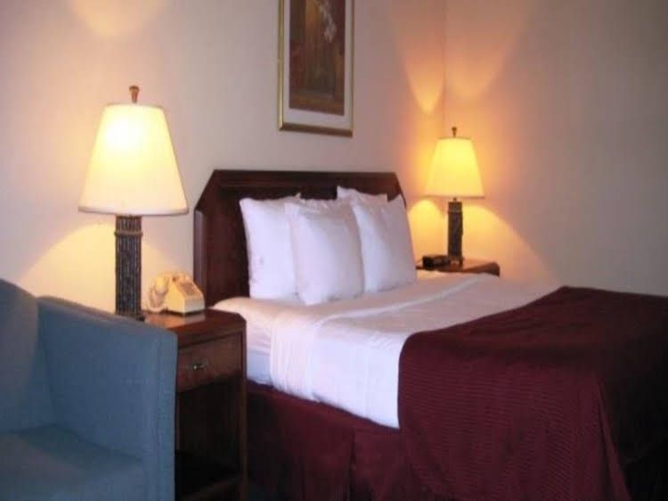 Magnuson Grand Hotel Fayetteville3
