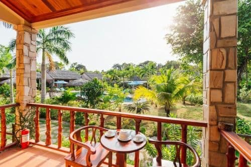 Bungalow Pool View King Bed