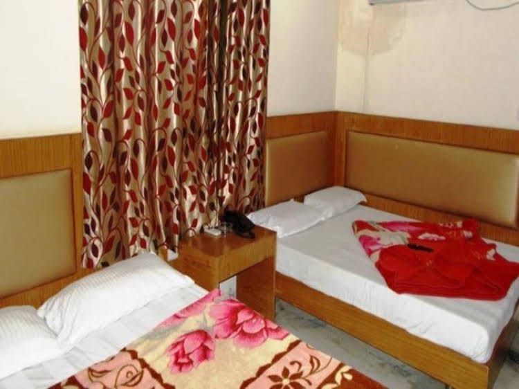 Mahesh Inn0