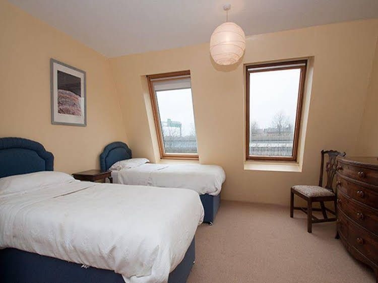 Veeve Apartment Bartle Road Notting Hill0