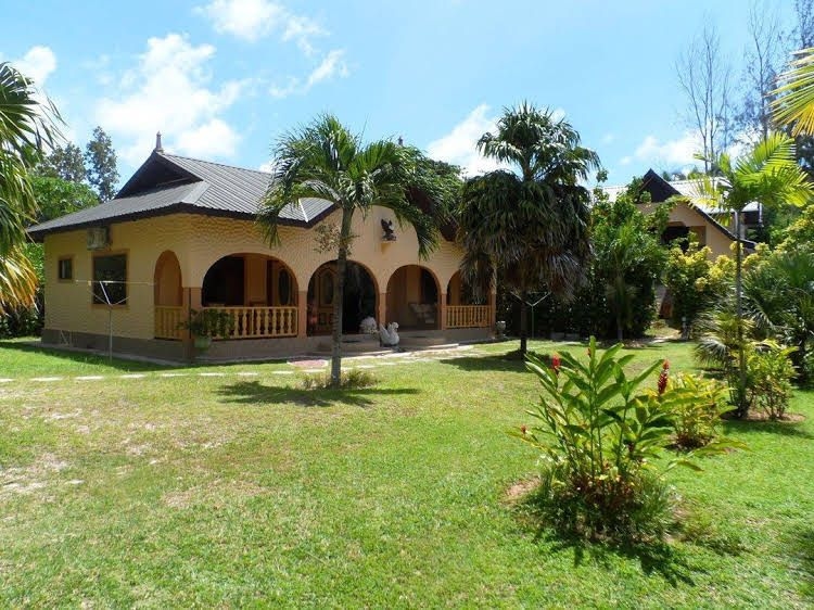 Anse Kerlan Beach Chalets4