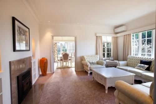 200 Riccarton Holiday House4