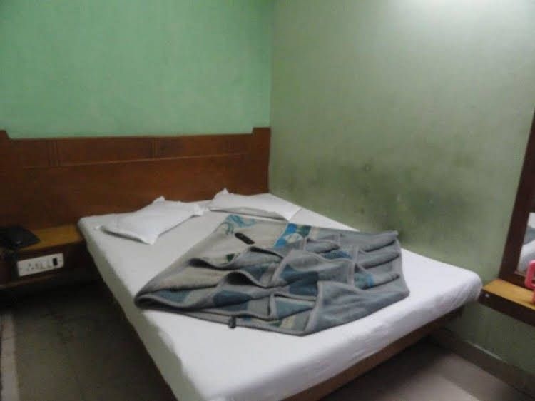 Hotel Shangri - La - Paharganj1