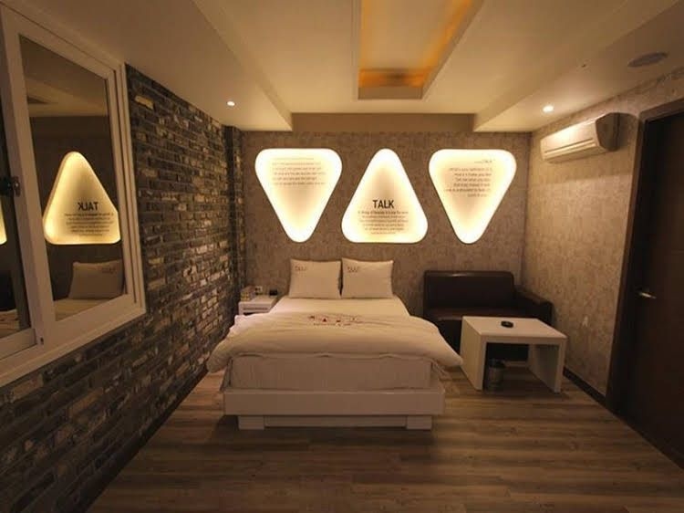 Talk Motel0