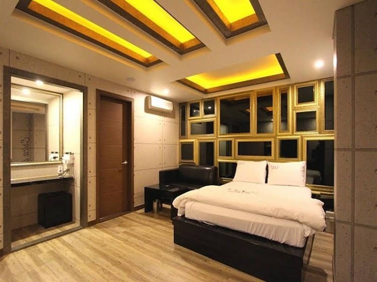Talk Motel1