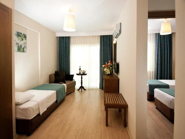 FAMILY ROOM CONNECTING ROOM
