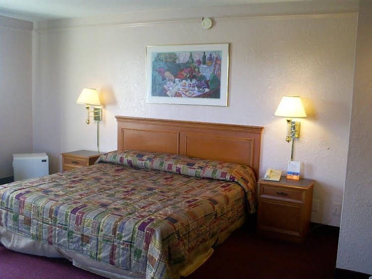 Stone Mountain Inn & Suites Tucker1