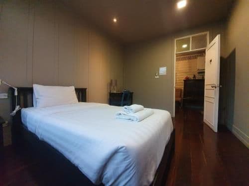 Single Room with Shared Bathroom