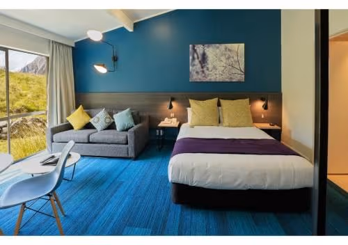 Deluxe One-Bedroom Apartment